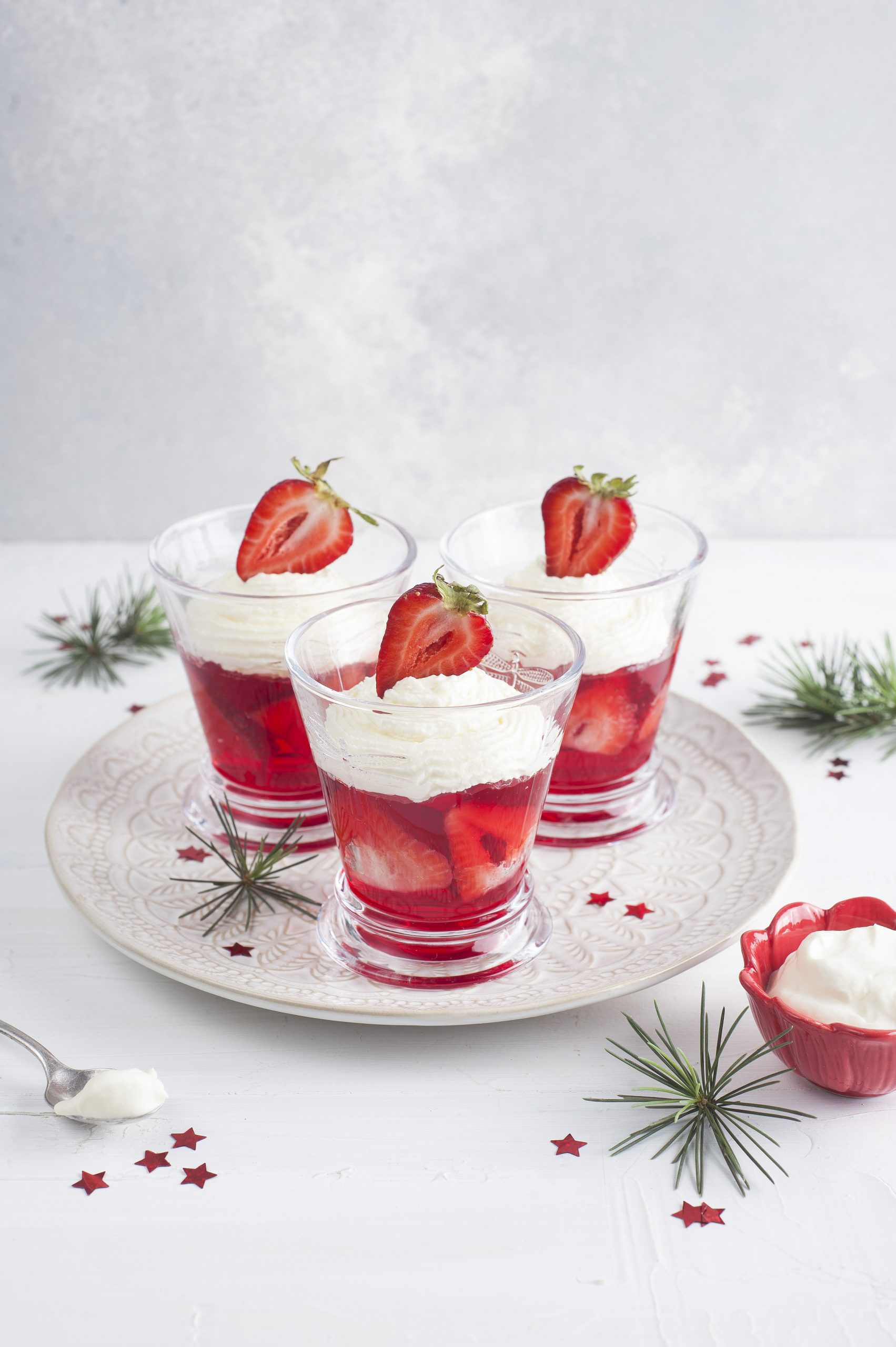 Vasitos de gelatina con frutillas y crema batida