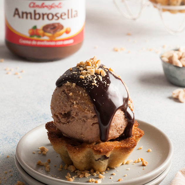 Tacitas con helado de mantequilla de maní y Ambrosella